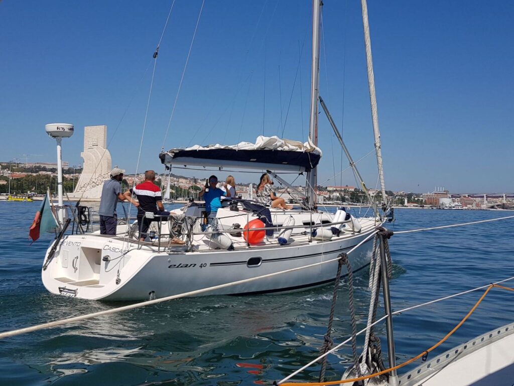 BeLocal Sailing Tours Lisbon Portugal No rio Tejo, num dia sem vento