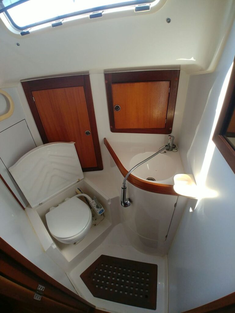 BeLocal Sailing Tours Lisbon Portugal A segunda casa de banho com duche quente