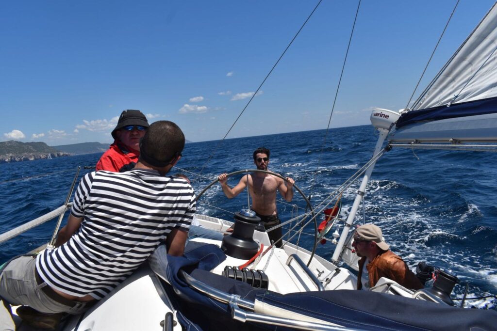 BeLocal Sailing Tours Lisbon Portugal Velejar com amigos ao largo de Sesimbra com bom vento