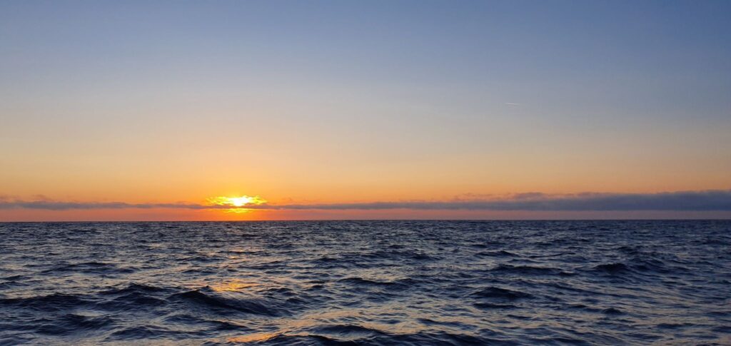 Pôr-do-sol no mar a caminho do Algarve