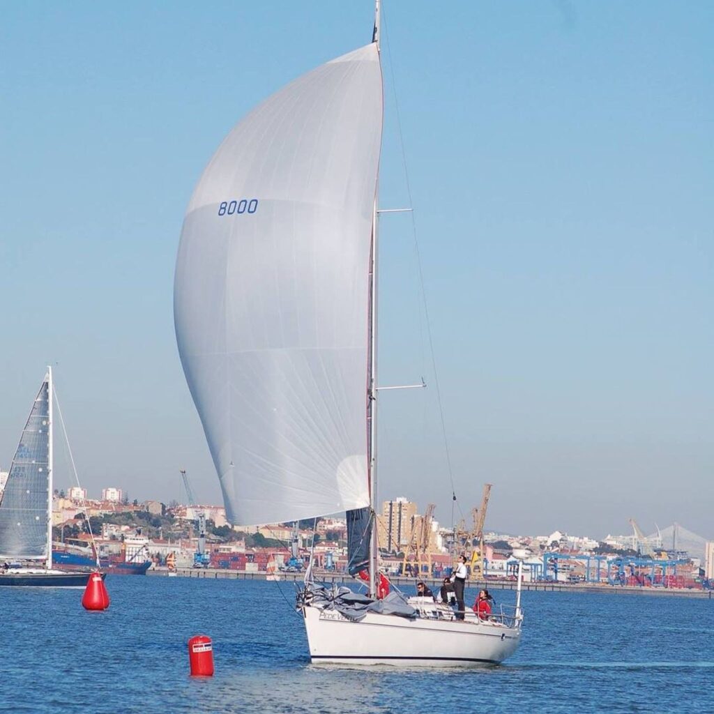 BeLocal Sailing Tours Lisbon Portugal Durante uma regata com o balão