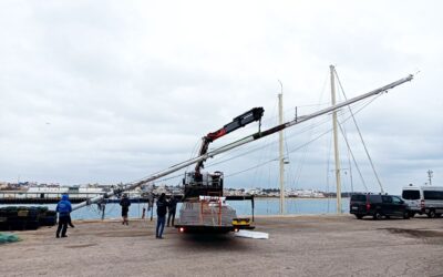 Replacement of the mast on the sailing boat Pede Vento